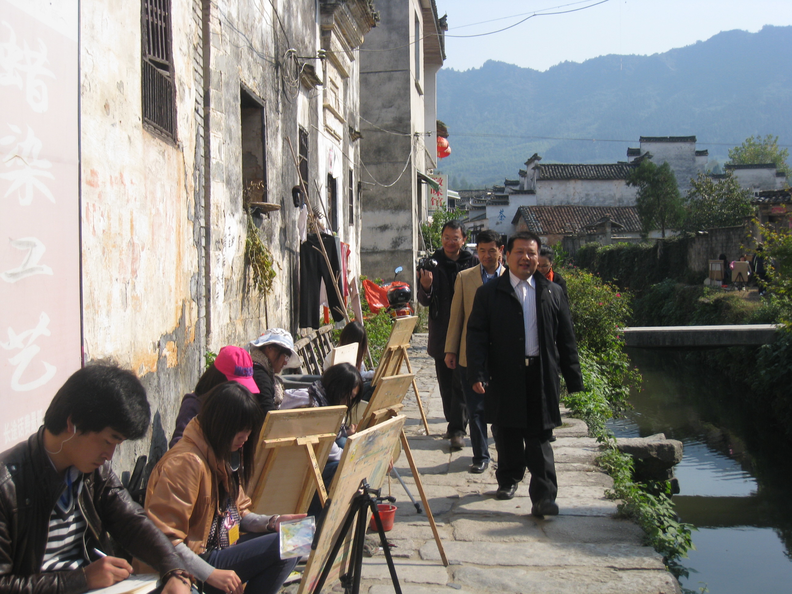 领导视察艺术093班员工写生