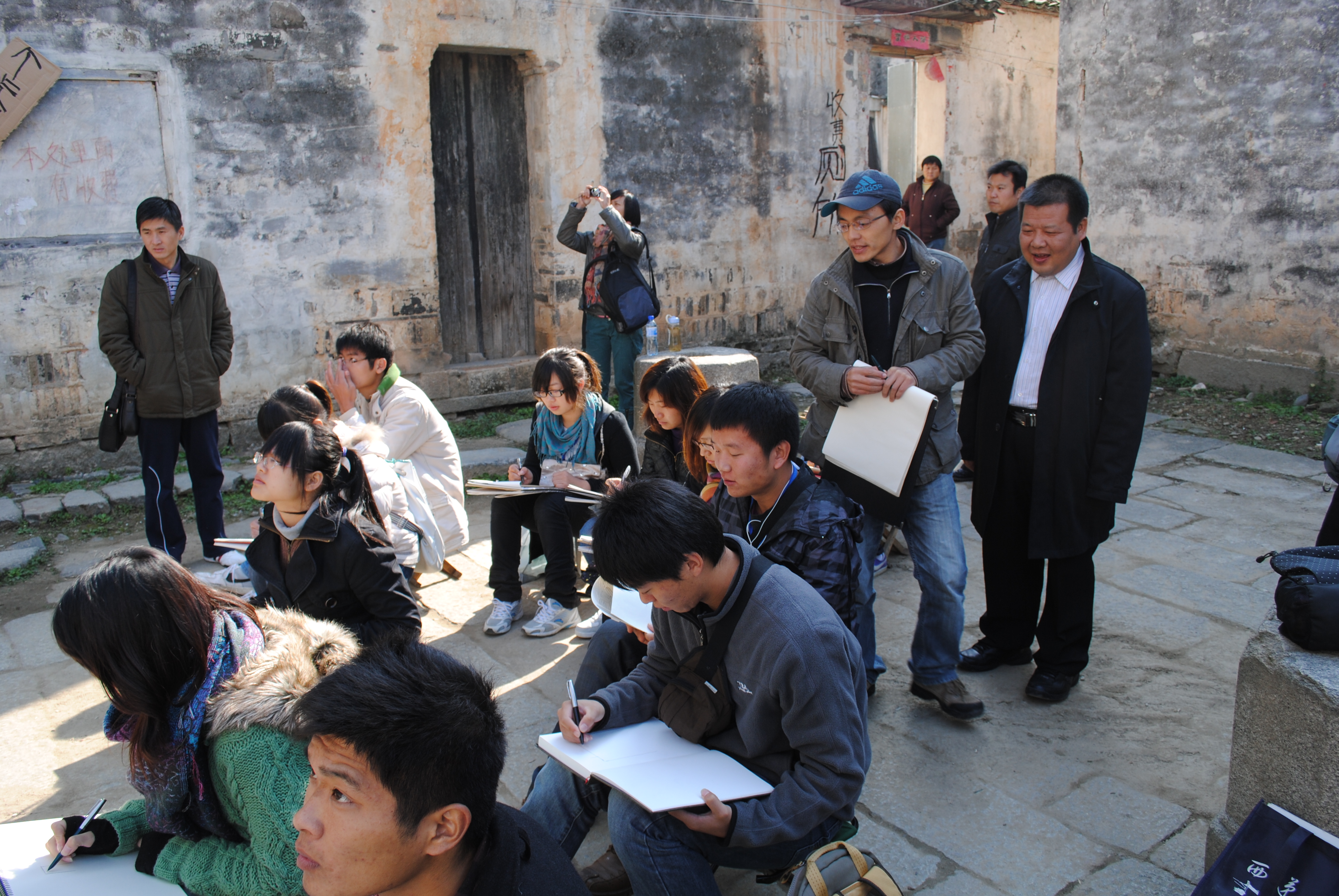 领导视察艺术091班员工写生